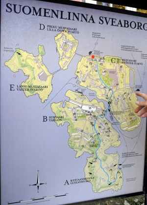 27日、波止場に立つ島の案内図