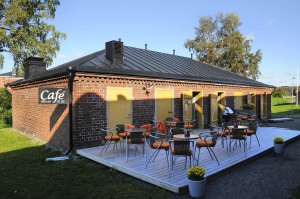 27日、レンガの建物がカフェとして