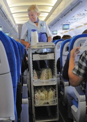 28日朝、機内サービスでサンドイッチ