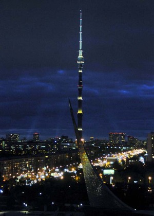 28日夜、５３７ｍのテレビ塔