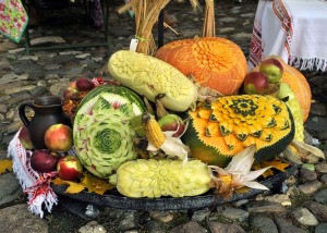 スーズダリの祭りで展示の野菜彫刻