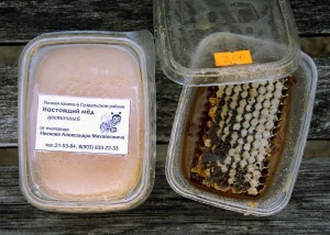 スーズダリのお祭りで買った蜂蜜２種