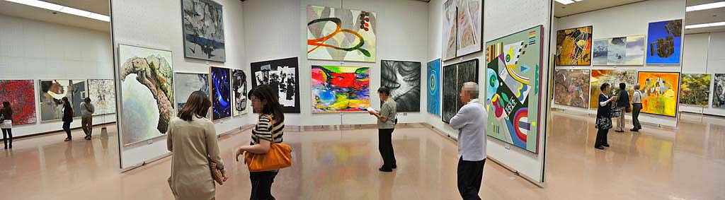 第６８回行動美術展巡回展を鑑賞する人たち＝大阪市立美術館で