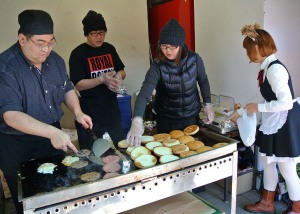 「なにわ伝統野菜天王寺蕪収穫祭2013」で天王寺かぶら入りハンバーガーを作る出店スタッフ