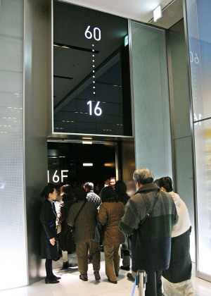 あべのハルカス１６階で６０階行きエレベーターに乗り込む