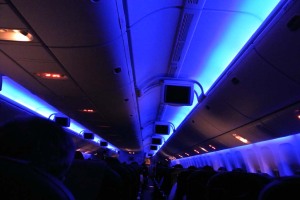 夜間飛行の機内はブルーライトで