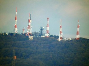 生駒山山頂のテレビ・FMアンテナ群　ハルカス３００展望台から撮影
