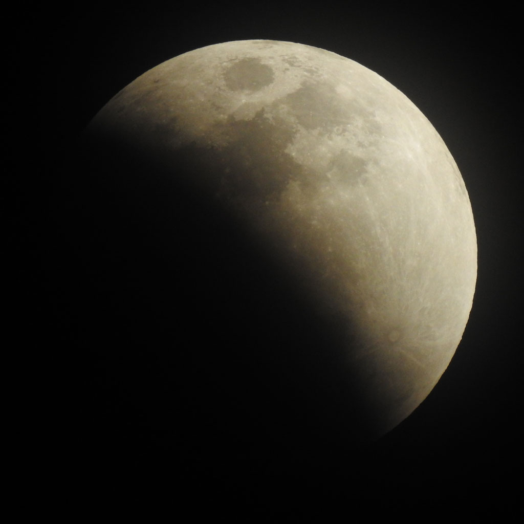 ２１時１８分、半分欠けた満月