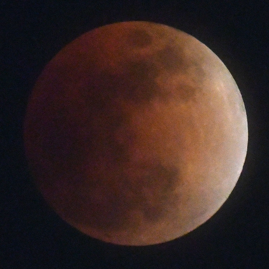 ２２時１３分、皆既月食の赤い満月