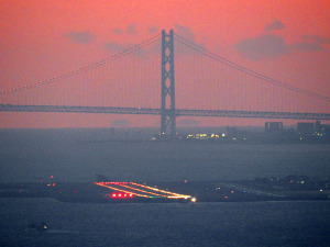 ハルカス３００展望台から見た神戸空港と明石海峡大橋